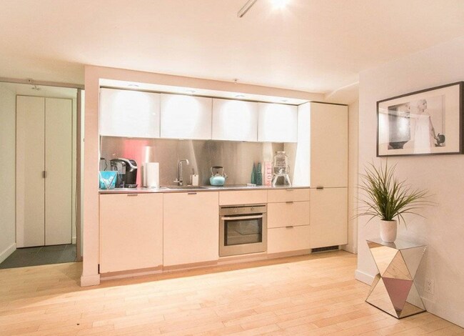 Photo - 53-153 W Hastings St