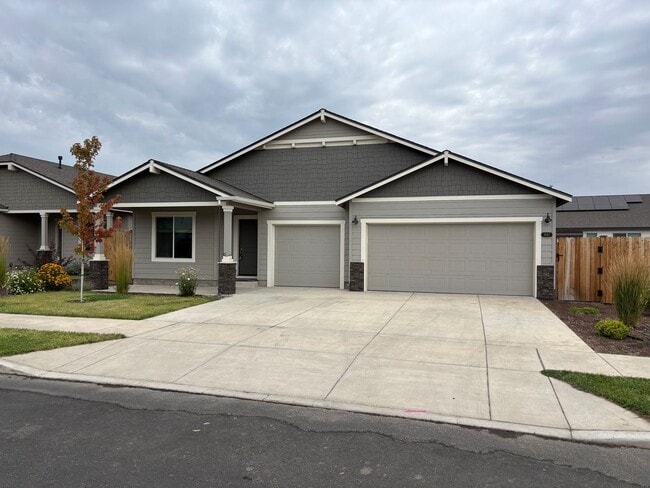 Building Photo - Newer Home in Redmond with Large Fenced Ba...