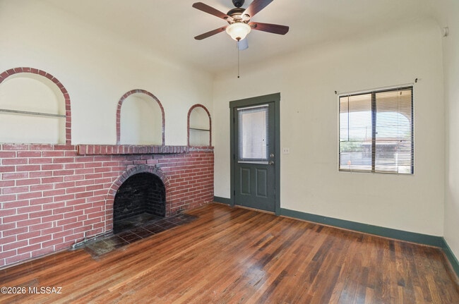 133 W Adams St