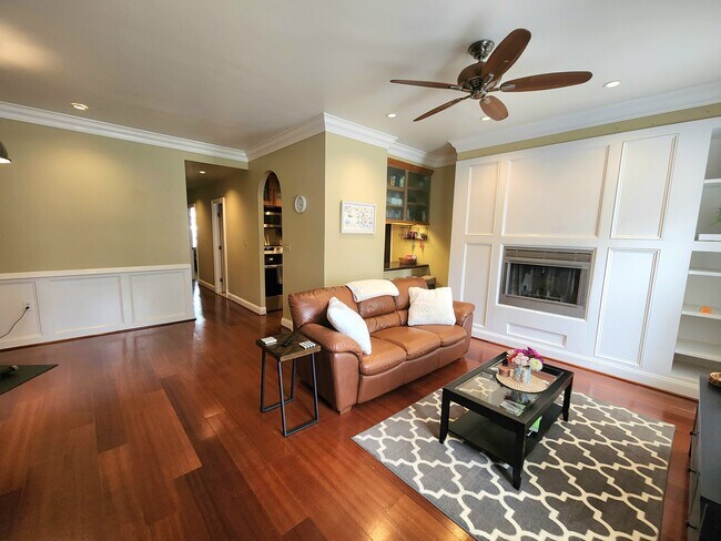 Building Photo - 8 Andrew Pl Unit 8