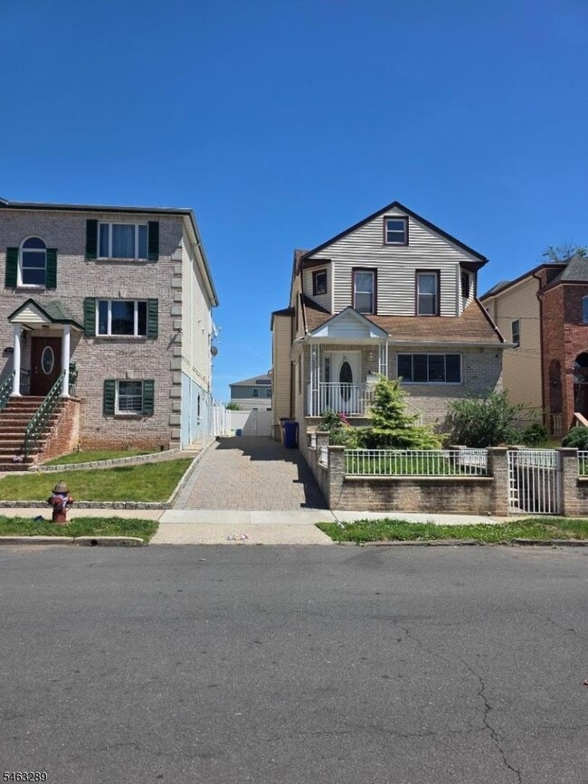 929 Adams Ave