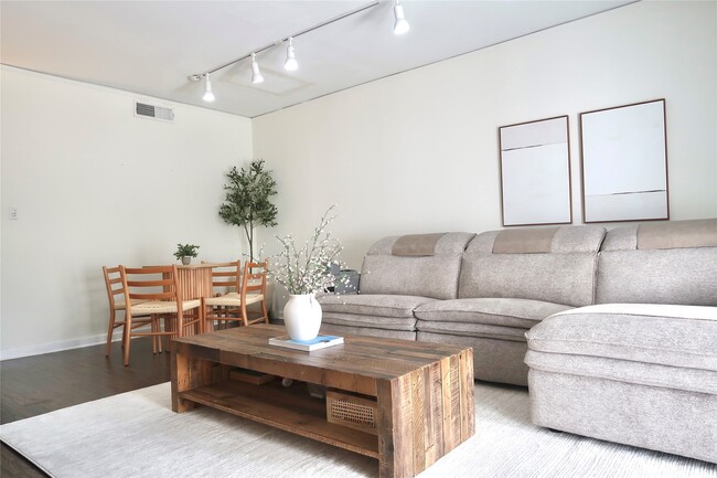 Photo - 14715 Barryknoll Ln Unidad 145