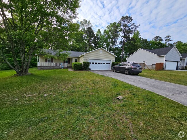 Building Photo - Well Maintained, 3 Bedroom Home on a Corne...