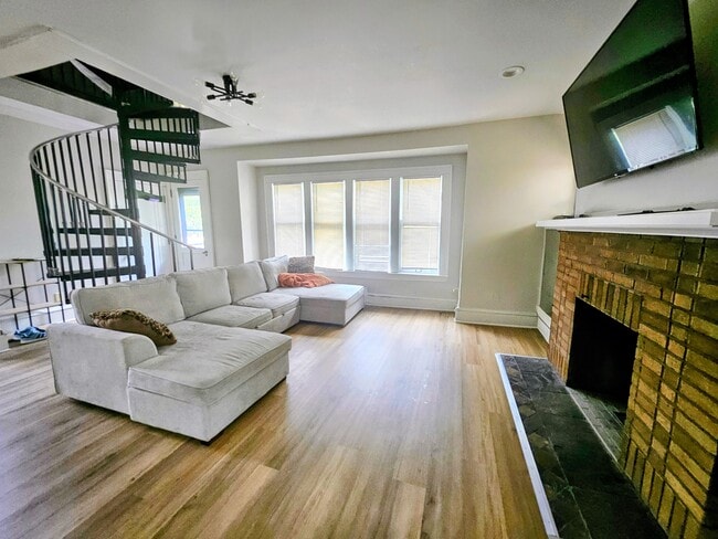 Building Photo - 3019 N Frederick Ave Unit 3021