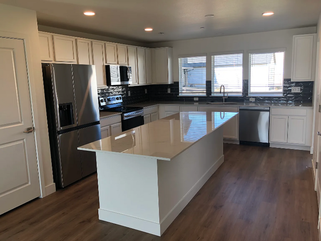 Photo - 3260 Crusader St