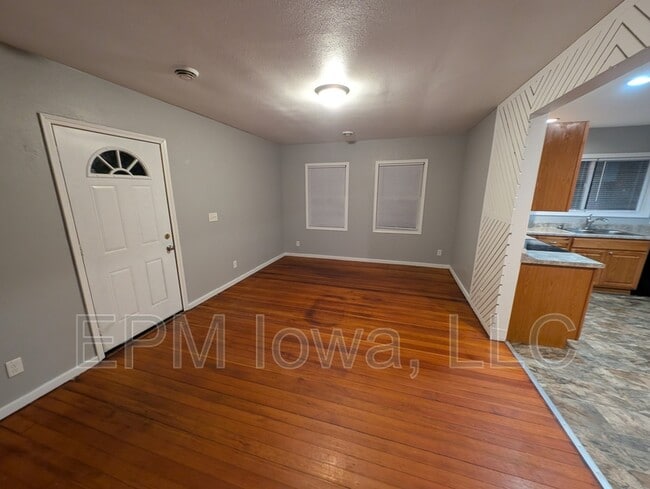 Photo - 810 3rd St SE