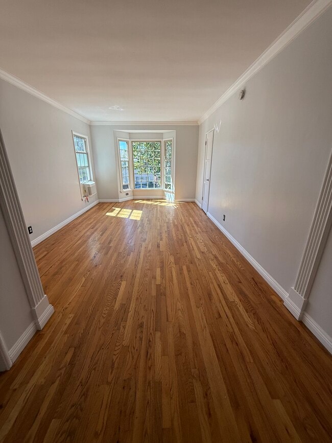 Living room - 114 1/2 N Pass Ave Unit Pass