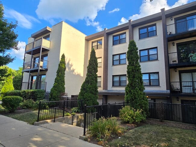 Building Photo - 1711 W Jarvis Ave Unit 201 Rental