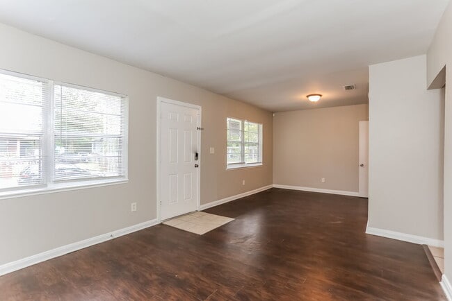 Photo - 961 Kenmore St