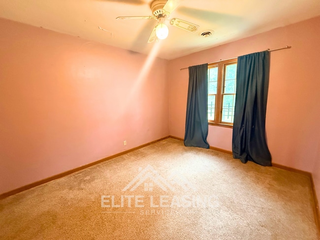 Photo - 1 Bedroom Duplex Near Washburn University!