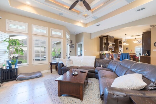 Photo - 2020 Queens Ave