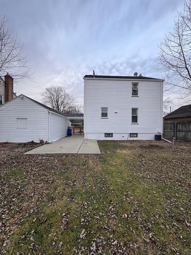 Photo - 631 Churchill Rd