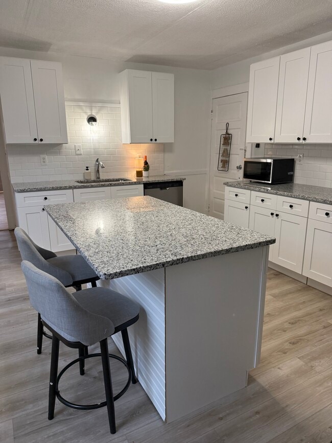 Building Photo - 1825 Clover Ave Unit 2