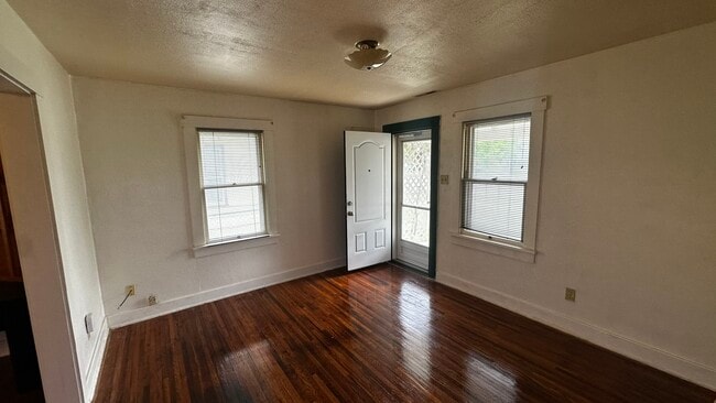 Photo - 910 E 3rd Ave