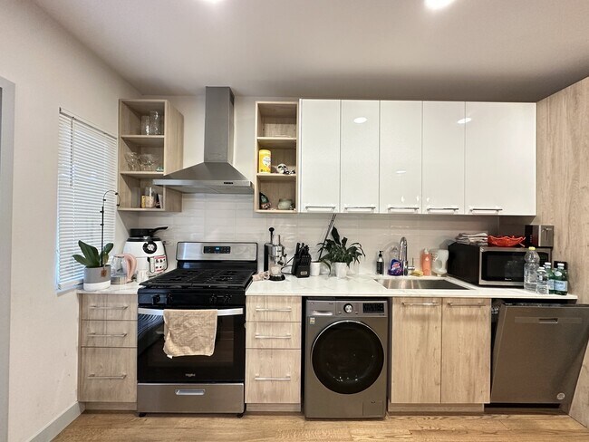 Photo - 2437 W Walton St Unit R3