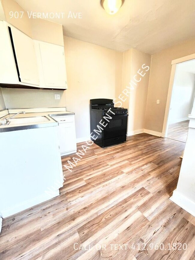 Building Photo - 907 Vermont Ave