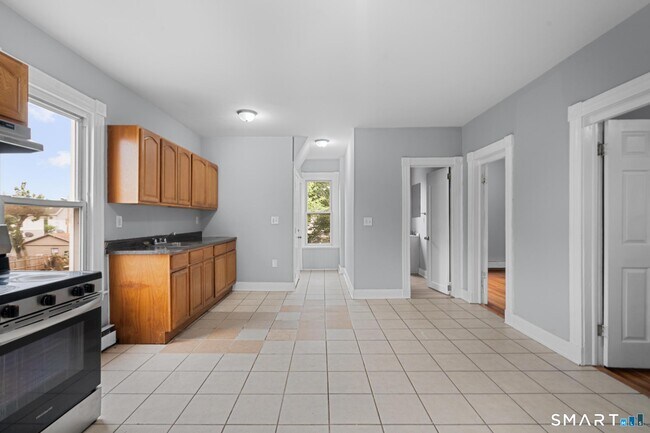 354 Poplar St Unit 2nd Flr