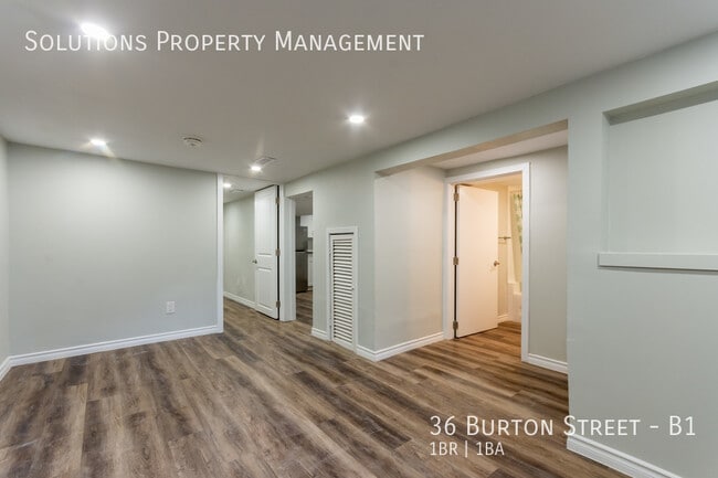 Photo - **Spacious Basement Unit w/ Lots of Storage!** Unité B1