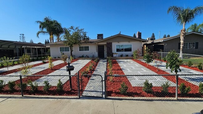Building Photo - 3 Bd 2 BA Central Bakersfield Rental