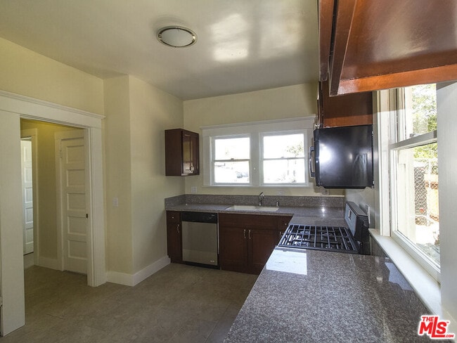 Photo - 1737 5th Ave