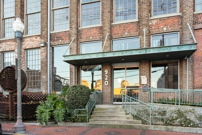 Building Photo - 920 Poeyfarre St Unit 144