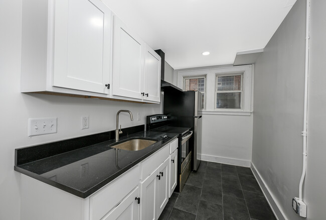 Photo - 1384 W 83rd St Apartamentos