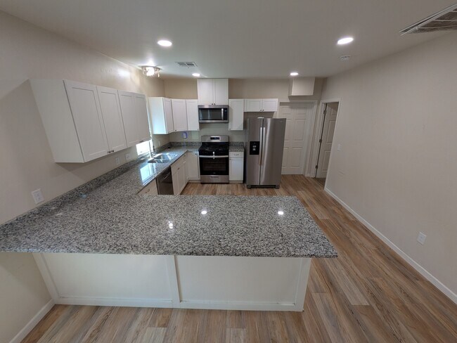 Photo - 924 E Walnut St