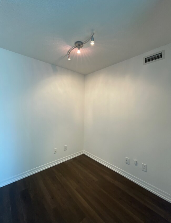 Photo - 16 Yonge St Unit 605