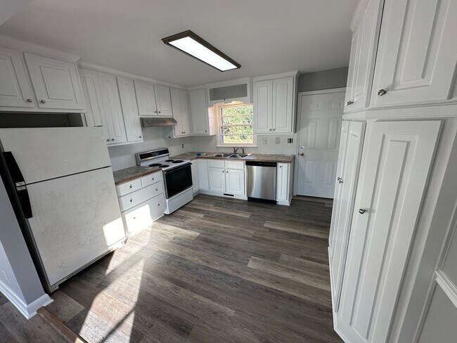 Photo - 103 W Hill St