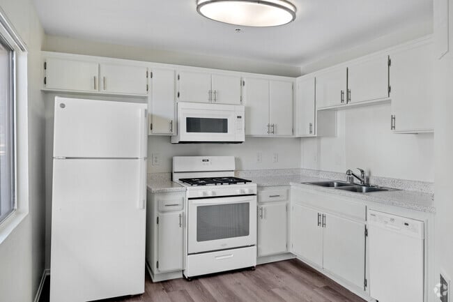 2BR, 2BA - 920SF - Kitchen