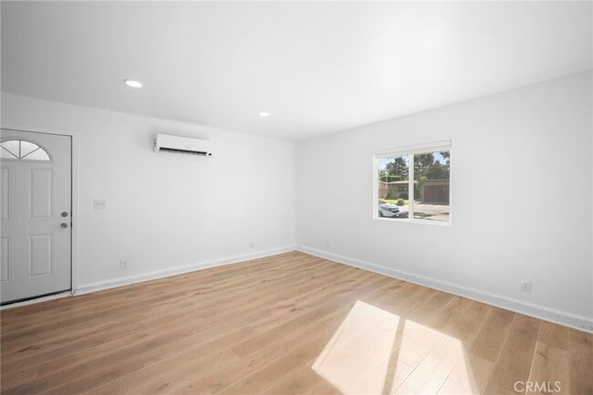 Photo - 14953 Oswald St