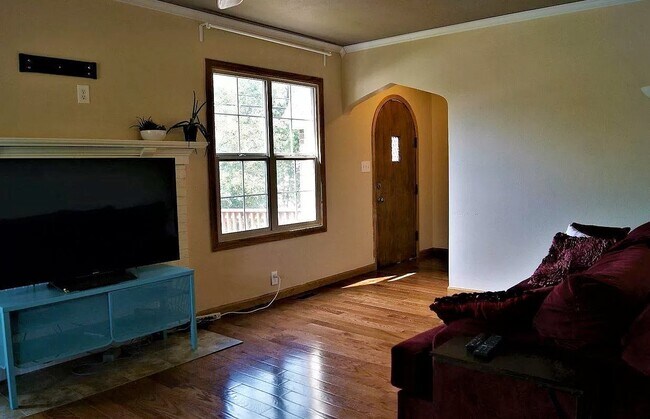 Photo - 110 5th St N