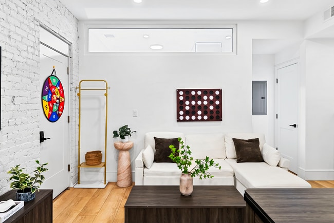 Photo - 1566 Beacon St