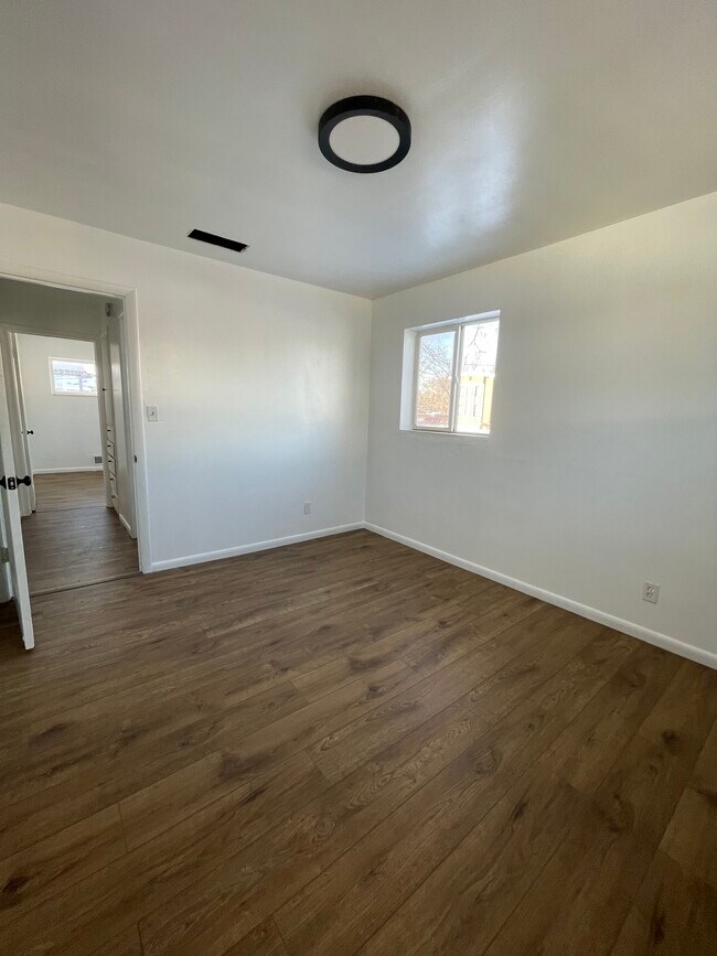 Room #2 - 933 Fremont Ave S