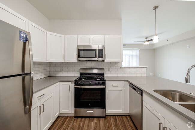 1BR, 1BA - 741SF - Kitchen