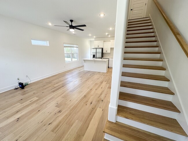 Photo - 1234 W James St