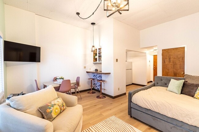 Photo - 106 E Broadway St Unit 2