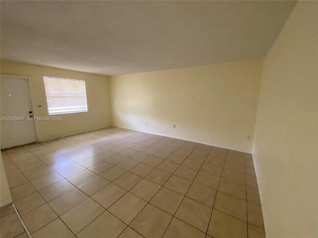 Photo - 2400 NE 188th St Unidad 2404