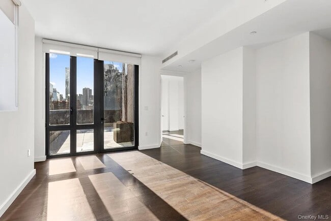 Building Photo - 37-40-40 27th St Unit 7C