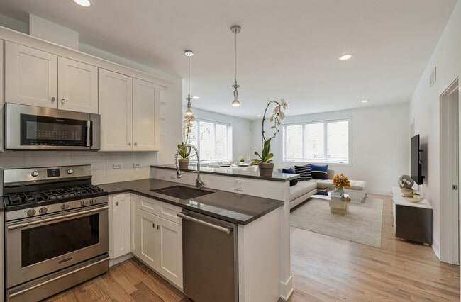 2505 W Potomac Ave