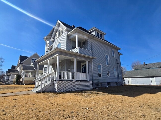 Building Photo - 1428 Main St Rental