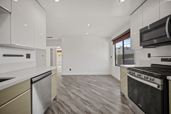 Photo - 955 N. Oxford Ave.