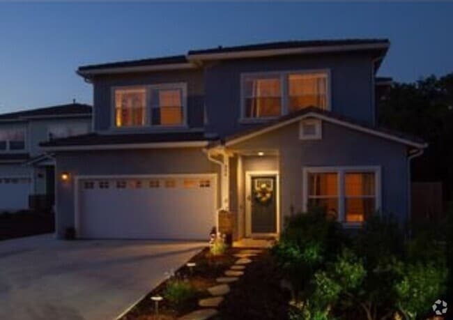 Building Photo - Large 3 bedroom home