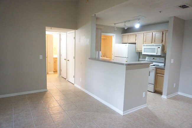 Nice 1/1 with garage on the Southside - Nice 1/1 with garage on the Southside Condo Unit 1635