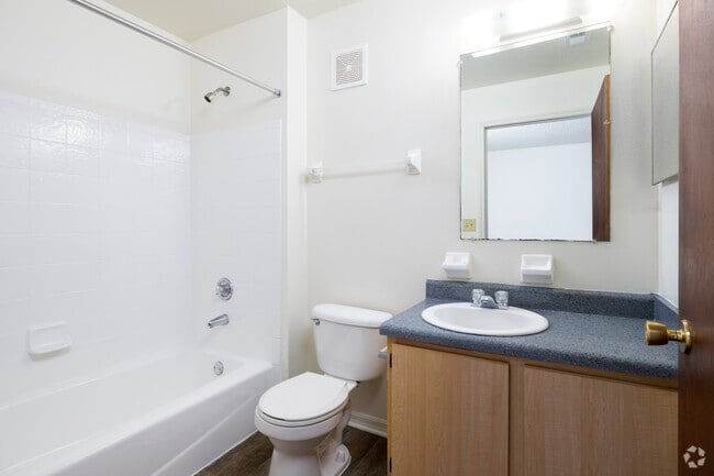 2BR, 2BA - 966SF - Primary Bathroom