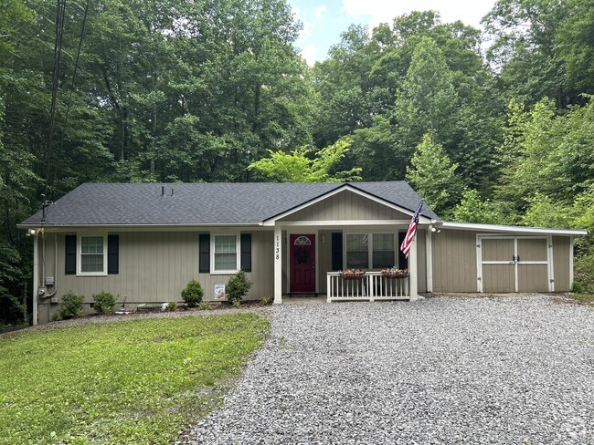 Building Photo - 1138 Chapel Hill Cir Rental