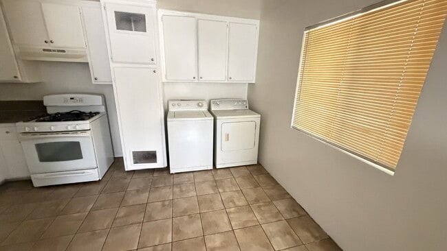 Photo - Spacious 3 Bed / 1 Bath Apartment with Open Layout & In-Unit Laundry Unit D
