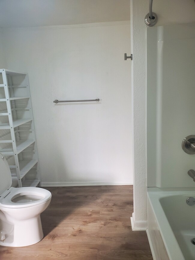 Photo - 914 Bayless St