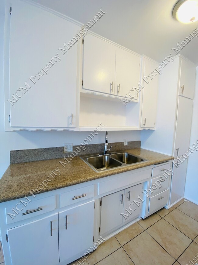 UNIDAD #9 COCINA - 1049 N Mariposa Ave