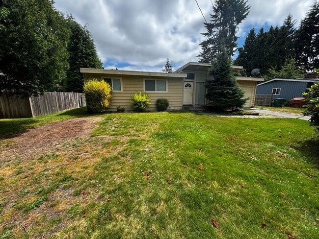 Building Photo - Charming 3-Bedroom Rambler with Spacious Yard & Convenient Location
